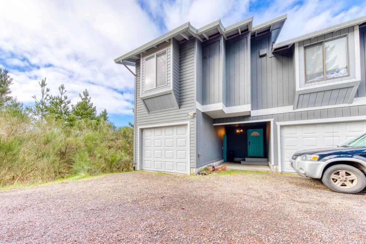 Coastal Comfort Oceanside Exterior photo
